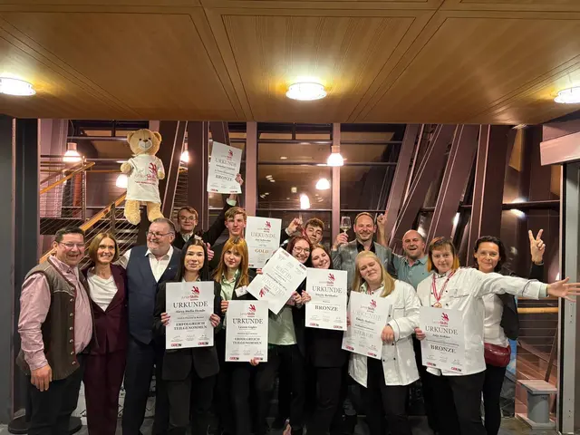 Matthias Mirth, Natascha Kummer, Franz Perner, Sebastian Trimmel, Alexa Stella Hende, Jahn Schwehn, Leonie Gigler, Valeriia Mokretsova, Dominik Rieger, Nicole Reithofer, Simon Tury, Emely Halwax, Philipp Szemes, Anja Kübler und Sylvia Unger. | Foto: WKB