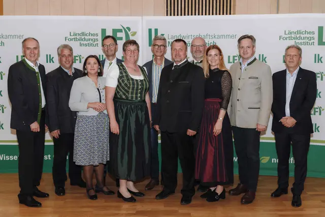 1. Reihe: LFI NÖ-Geschäftsführer Reinhard Polsterer, Abteilungsleiterin Martina Schauer, Barbara Muthsam, Gerhard Bayer, Daniela Aigelsreiter (NÖ Versicherung), LK NÖ-Präsident Johannes Schmuckenschlager und Alexander Stöger (NÖ Versicherung)
2. Reihe: LFI NÖ-Obmann Andreas Ehrenbrandtner, Kammerdirektor Franz Raab, Ferdinand Berger und Landesgüterdirektor Erhard Kührer (jeweils v.l.) | Foto: LFI NÖ/Sophie Nagl-Balber