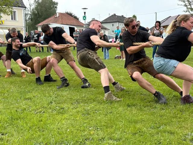 Die Teilnehmer aus Übrackern gaben beim Seilziehen alles.  | Foto: Leader Oberinnviertel-Mattigtal