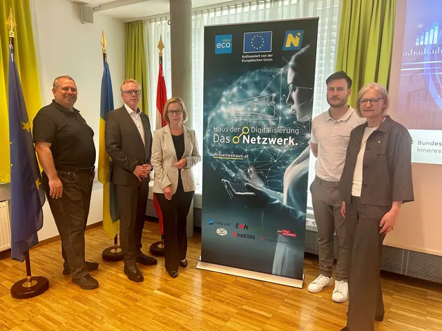 Tourstopp Bezirkshauptmannschaft Melk: Vlnr Martin Merka (BMI), Christoph Jarisch (Haus der Digitalisierung), Daniela Obleser (Bezirkshauptfrau Melk), Matteo Schnell (BMI), Rosa Stattler (Amtsleiterin BH Melk) | Foto: ecoplus Digital