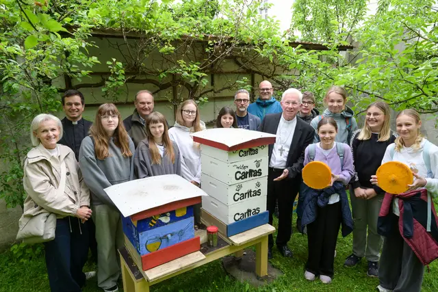  Empfang des dritten Bienenstock mit, Erzbischof Franz Lackner, Imker Josef Pichler, Schülerinnen und Schüler der Mittelschule Adnet und Kurt Sonneck, Direktor der Caritas Salzburg im erzbischöflichen Garten in der Salzburger Altstadt.

 | Foto: Erzdiözese Salzburg (eds)/ Hiva Naghsi