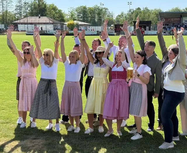 Sommermode und Siegerlaune: Die Models jubeln nach ihrem Laufstegmoment am Fußballplatz. | Foto: Zens