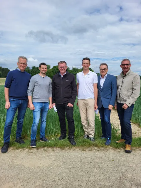 Bei der Saatbau in Reichersberg: GF Josef Fraundorfer (3.v.l.) mit Triticale- und Gersten-Züchter Simon Dürr (2.v.l.) und Soja-Züchter Bernhard Mayr (3.v.r.) sowie (v.r.) LK OÖ-Präsident Franz Waldenberger, Pflanzenbaudirektor Helmut Feitzlmayr und Kammerdirektor Karl Dietachmair. | Foto: LK OÖ
