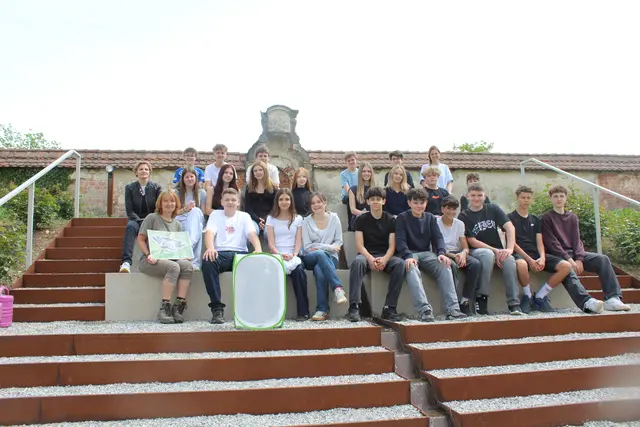 Die Schüler der 4c haben bei diesem Einsatz für die Natur kräftig mitgeholfen.  | Foto: Blühen&Summen