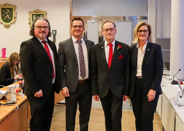 Gregor Tuttinger mit Raphael Pensl, Karl Heinz Müller und Susanne Kaltenegger. | Foto: Stadt Bruck