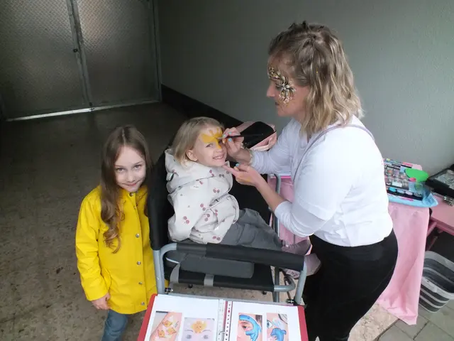 Bei der Kinderschminkstation konnten sich die Kinder Motive aussuchen.  | Foto: Alena Kulman