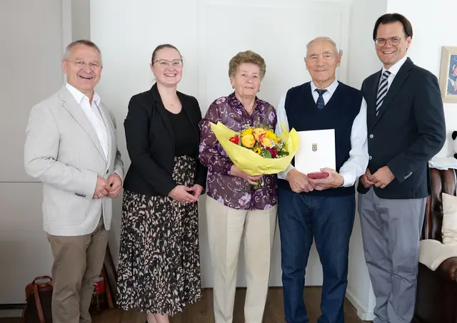 Vizebürgermeister Eduard Sanda, Andrea Samek, Barbara und Anton Scharrer, Bürgermeister Bernhard Heinl | Foto: Marktgemeinde Michelhausen