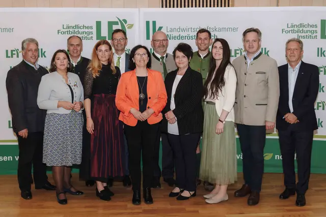 1. Reihe (v.l.): Abteilungsleiterin Martina Schauer, Daniela Aigelsreiter (NÖ Versicherung), Helga Rasner, Andrea Lechner, Ulrike Heichlinger, LK NÖ-Präsident Johannes Schmuckenschlager, Alexander Stöger (NÖ Versicherung); 2. Reihe (v.l.): LFI NÖ-Obmann Andreas Ehrenbrandtner, LFI NÖ-Geschäftsführer Reinhard Polsterer, Kammerdirektor Franz Raab, Landesgüterdirektor Erhard Kührer, Sebastian Preineder | Foto:  LFI NÖ/Sophie Nagl-Balber