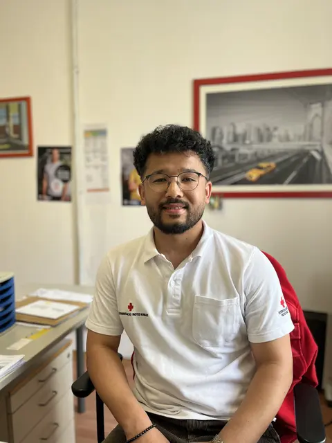 Besmellah „Besi“ Mohebi kam 2015 alleine aus Afghanistan nach Österreich und engagiert sich seit zwei Jahren im OÖ. Roten Kreuz. | Foto: OÖRK/Lindner