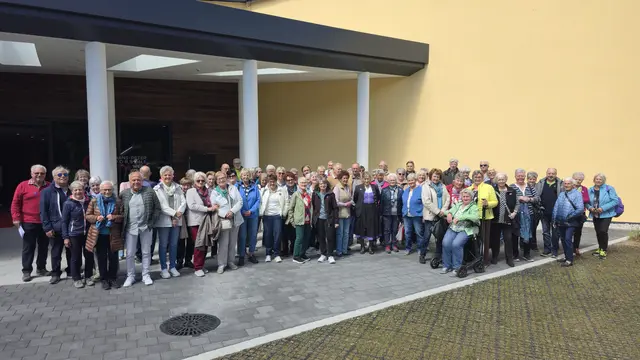Pensionisten-Ausflug zur Porsche-Welt begeisterte Pensionisten