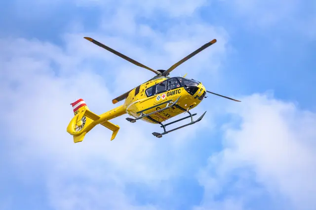 Der 31-Jährige wurde vom Rettungshubschrauber in die Klinik Oberwart geflogen.  | Foto: stock.adobe.com/at/Marktl Robert