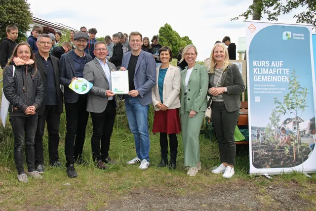 Bernadette Goldberger (FairTrade), Amtsleiter Thomas Neundlinger, Norbert Rainer (Geschäftsführer Klimabündnis OÖ), Bürgermeister Martin Mairhofer, Landesrat Stefan Kaineder, Simone Hinterhölzl-Tumfart (Klimabündnis OÖ), Nationalratsabgeordnete Leonore Gewessler und Landtagsabgeordnete Gertraud Scheiblberger (v. l.). | Foto: MeinBezirk Rohrbach