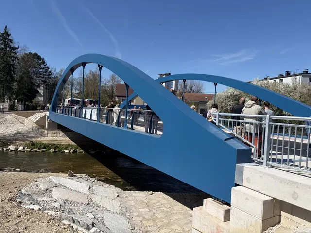 Am 7. April fand die offizielle Verkehrsfreigabe der neuen Kremsbrücke im Ansfeldner Ortsteil Nettingsdorf statt. | Foto: Land OÖ/Pollak