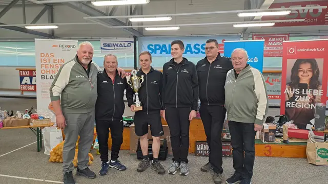 Die Siegermannschaft vom HSV Seiwald St. Michael mit Organisator Rupert Breitegger (li.) und Langenwangs Bgm. Rudolf Hofbauer (re.).