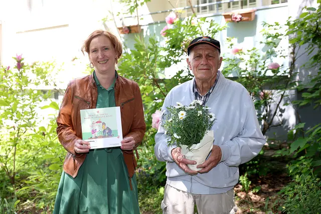Hans Maczejka kann seinen Garten behalten. Wiener Wohnen und Stadträtin Elke Hanel-Torsch (im Bild, SPÖ) haben eine Lösung gefunden: Aus dem Gemeindebau-Grün wird ein Gemeinschaftsgarten. | Foto: Stadt Wien/Martin Votava