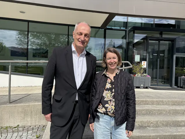Der Bürgermeister von Altenmarkt Josef Steger und Vizebürgermeisterin Nicole Trojer vor dem Gemeindeamt. | Foto: Emanuel Hasenauer