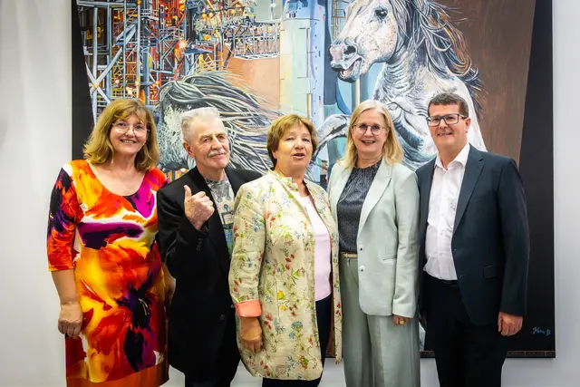 Bettina Pitterle, Prof. Gottfried Höllwarth, Stadträtin Anita Zehetmayer, Kuratorin Elisabeth Kreuzhuber und Bürgermeister Albert Pitterle (v. l.) bei der Ausstellungseröffnung im Art Room Würth Austria. | Foto: Pamela Schmatz