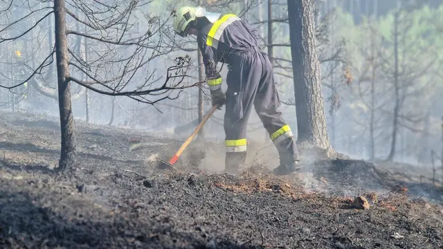 Suche nach Glutnestern | Foto: FF Karlstein