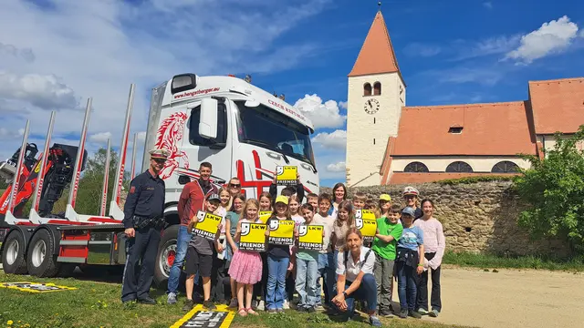 Herr Weber von der Polizei Zwettl, Franz Geisberger und Tamara Geisberger (Fa. Hengstberger), Direktorin Monika Rauch, Polizistin Frau Katzenschlager (Polizei Zwettl) und die Kinder der 3./4. Klasse der VS Friedersbach. 1. Reihe kniend: Sabrina Friedl-Steininger (Workshop Leiterin) (von hinten l. nach vorne r.). | Foto: Volksschule Friedersbach