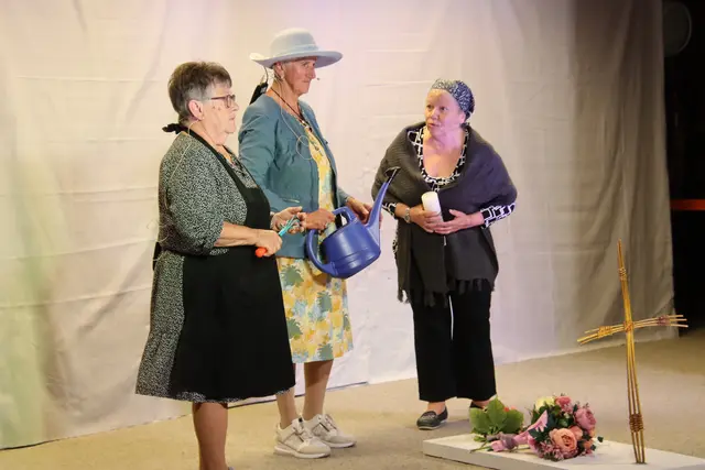 Auf dem Friedhof kamen Gerlinde Sodl, Theresia Holper und Bernadette Ernst zusammen. | Foto: Martin Wurglits