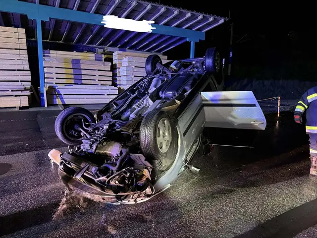 Ein Fahrzeug kollidierte mit einer Betonwand und einer Straßenlaterne in der Ruhmannstraße und kam am Dach zu liegen. | Foto: FF Krems