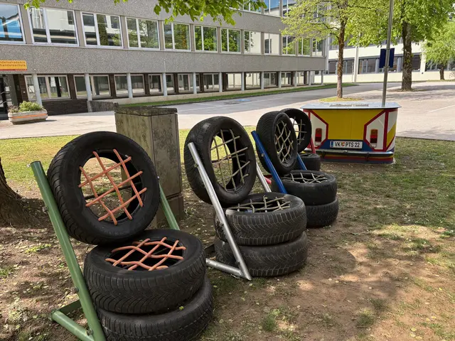 Unter fachlicher Anleitung haben die Jugendlichen die Sitzmöbel aus gespendeten ausgemusterten Materialien selbst angefertigt. | Foto: MeinBezirk.at/Petra Lammer