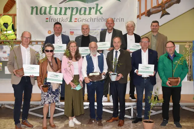 Die Mitgliedsgemeinden des Naturparks und ihre Vertreterinnen und Vertreter übernahmen Schilder und Bäumchen. | Foto: MeinBezirk/Michael Strini