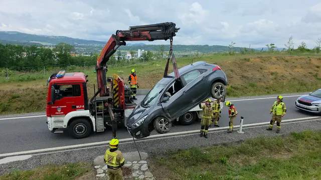 Ein PKW fuhr auf die Böschung auf und kam mehrere Meter weiter auf dieser zum Stillstand | Foto: DOKU-NÖ