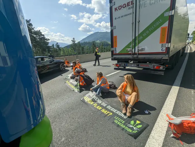 Nach der Innbrücke wurde auch die Europabrücke blockiert. | Foto: Letzte Generation