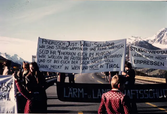 Der Start der Bürgerproteste im Jahr 1968. Mit der groß angelegten Straßenblockade am 15. September 1968 schrieben tausende Demonstrierende Tiroler Verkehrsgeschichte.  | Foto: Pittracher