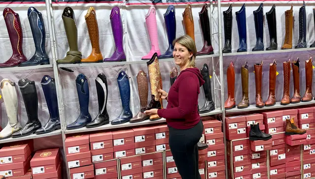 Maria probiert besondere Reitstiefel.