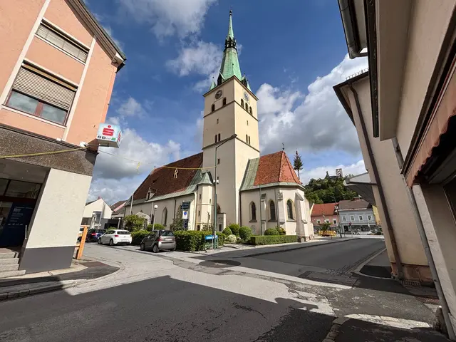 Die Außenrenovierung der Michaelikirche umfasst auch den Kirchturm. | Foto: MeinBezirk/Harald Almer