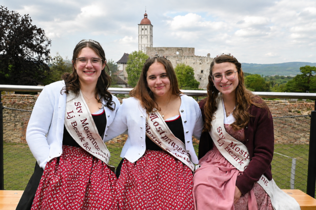 Mostprinzessinnen aus den Bezirken Scheibbs und Gaming: Sarah Streimelweger, Sandra Scharner und Lisa Sonnleitner beim Most4tler Kirtag auf der Schallaburg | Foto: Gerlinde Siebenhandl