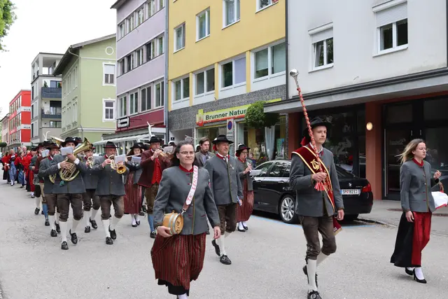 Die Trachtenkapelle Lendorf und der Gesangsverein Lendorf/Lurnfeld starteten mit einem Aufmarsch der Vereine. | Foto: MeinBezirk.at/Karlbauer