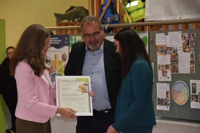 Landeshauptmann-Stellvertreterin Anja Haider-Wallner und Thomas Böhm (Wirtschaftsmanagement Burgenland) überreichten Kindergartenleiterin Michaela Tader die Urkunde. | Foto: MeinBezirk/Michael Strini