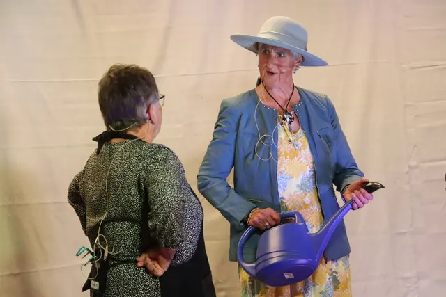 Theresia Holper (rechts) gab mit 76 Jahren ihr Bühnendebüt. | Foto: Martin Wurglits