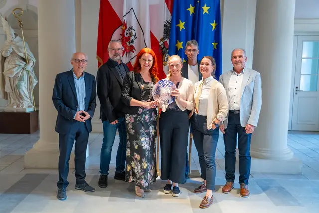 LRin Cornelia Hagele gratulierte dem Team des Tiroler Schlaganfallpfades (v.li.): Univ. Prof. Johann Willeit (Medizinische Universität Innsbruck), Bernhard Oberwinkler (ÖGK Landesstelle Tirol), Julia Runge (Koordinationsstelle Ambulante Schlaganfallversorgung am Landesinstitut für integrierte Versorgung Tirol), Heinrich Rinner (Tiroler Gesundheitsfonds), Patricia Meier (Neuro-Reha LKH – Universitätskliniken Innsbruck) und Andreas Tür (Strategische Organisations- und Qualitätsentwicklung tirol kliniken). | Foto: Land Tirol/Brandhuber