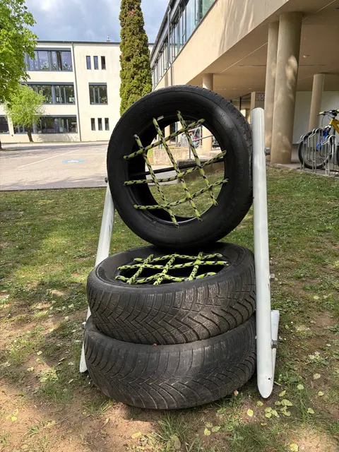Die Sessel sind ein echter Blickfang im Schulhof. | Foto: MeinBezirk.at/Petra Lammer