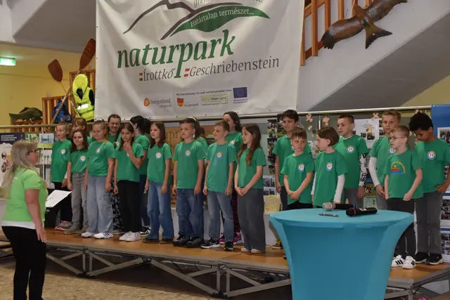 Schülerinnen und Schüler der Naturpark-Volksschule umrahmten mit Gesang und Rap. | Foto: MeinBezirk/Michael Strini