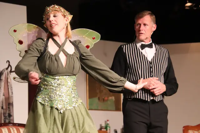 Der Butler (Gerald Lojer) und die Elfe (Annemarie Lichtenegger) geben der Märchenkomödie der Theatergruppe Mittleres Lafnitztal ihren Namen. | Foto: Martin Wurglits
