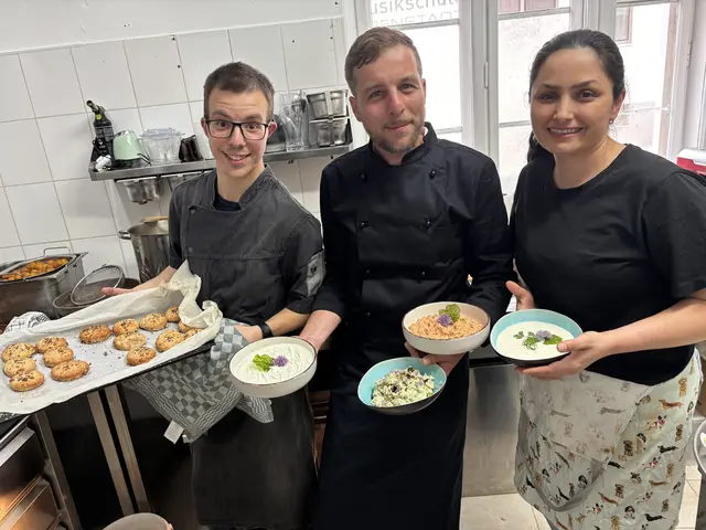 Das Küchenteam: Maximilian Jauk aus St. Georgen, Florian Peterl und Jenur Rasul. | Foto: Stefan Schneider/MeinBezirk