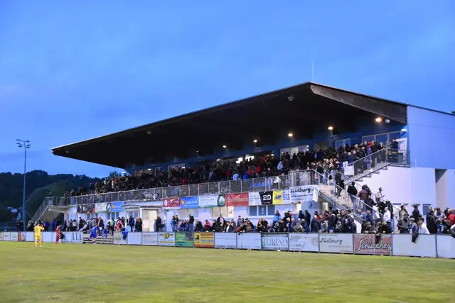 Wahnsinnskulisse: Das Schlagerspiel lockte über 1.000 Zuschauerinnen und Zuschauer ins Thermenstadion Stegersbach. | Foto: MeinBezirk/Michael Strini