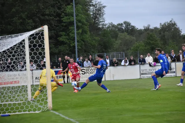 Jonas Herczeg brachte den Ball scharf zur Mitte - vorbei an Verteidiger Bence Vajda und Torhüter Martin Knar. Aus dem Hinterhalt drückte dann Lukas Zapfel (noch nicht am Foto) den Ball dann über die Linie. | Foto: MeinBezirk/Michael Strini