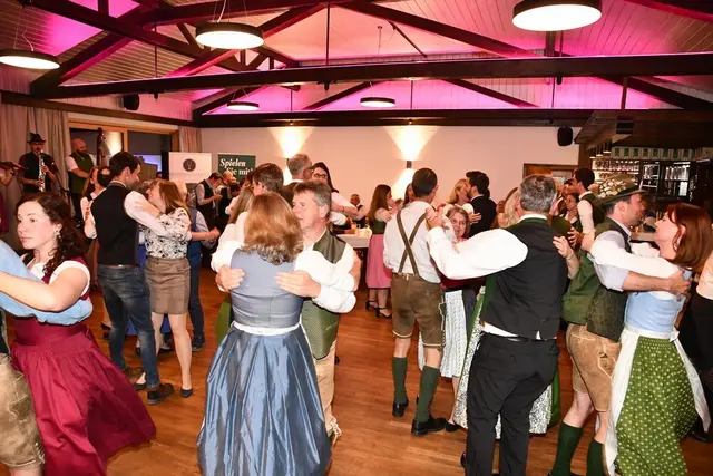 Tanzfreudiges Publikum am Freitagabend im GH „Oberer Bräuer“ beim Volksmusikabend anlässlich des „Sonnleitner-Seminares“. | Foto: Anita Galler