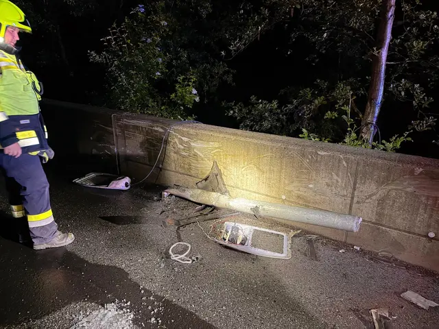 Um die Straßenlaterne abzusichern, wurden die Stadtwerke Voitsberg verständigt. | Foto: FF Krems