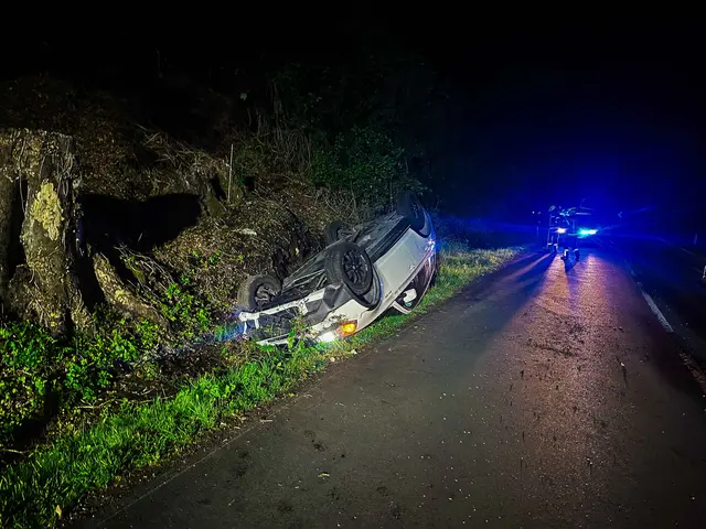 Die Polizei wurde zu einem Unfall auf der Weilhartstraße gerufen, bei dem sich ein Auto überschlagen hatte. | Foto: Daniel Scharinger