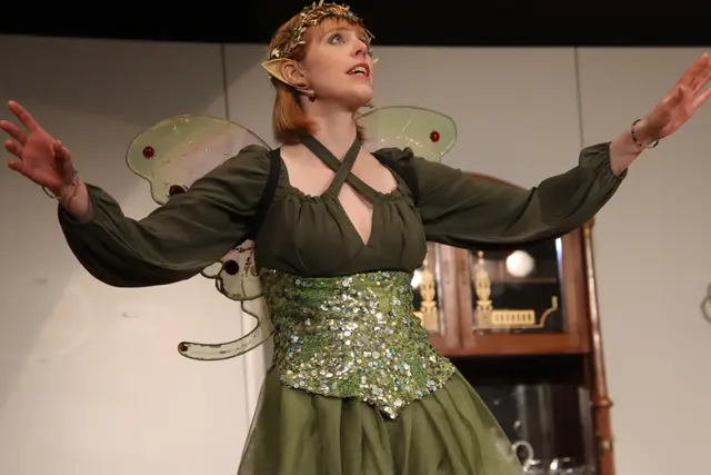 Die Elfe (Annemarie Lichtenegger) erfüllt Wünsche sofort. | Foto: Martin Wurglits