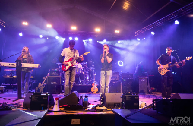 Die Band High Five bei einem Auftritt.