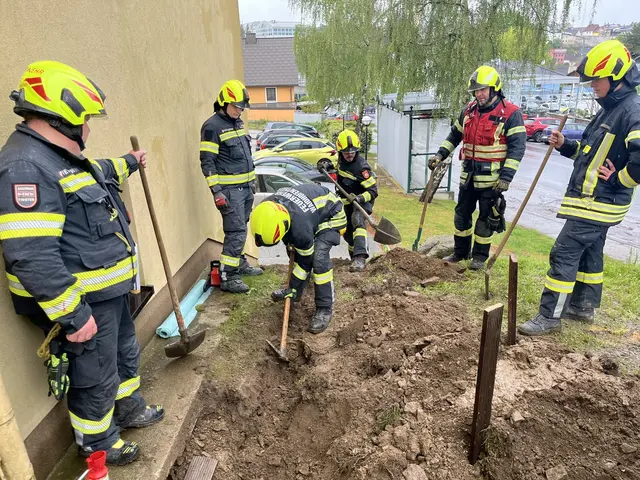 Die Feuerwehr sucht das "Leck" durch das Wasser ins Haus eintrat. | Foto: FF Waidhofen/Thaya