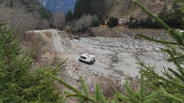 Manche campen auch gefährlich in Fangbecken. Hier ist mit Schwallwasser zu rechnen! | Foto: TBW Est. Stubai